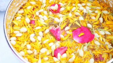 Gümüş bir kasede yüzen çiçekler. Songkran Festivali 'nde ya da Tayland Su Festivali' nde yaşlıları ya da saygı duyulan insanları sulamak için metal bir kaseye yakın çekim. Seçici odak