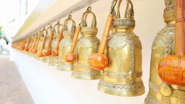 Duvarın yanında pirinç çanlar var. Thai kiliselerinin duvarında, Buda 'ya ibadet etmek ve iyi dilekler dilemek için tokmaklı çanlar asılı. Seçici odak