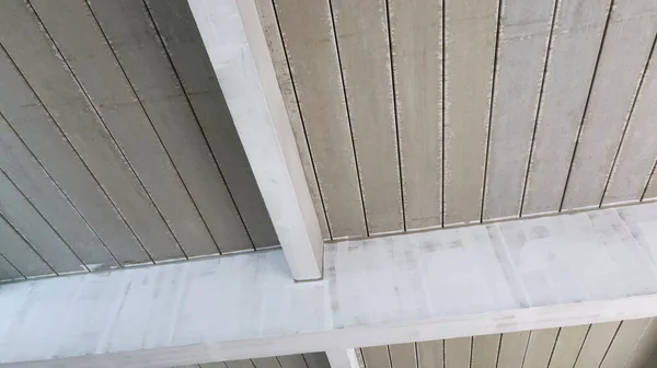 Tavanda beton levhalar var. İnşaat alanında kirişleri olan prefabrik zemin ve fotokopi alanı var. Seçici odak