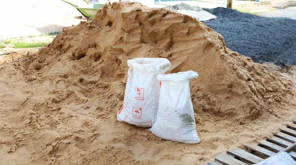 Weiße Sandsäcke Und Sandhaufen Großaufnahme Alter Plastiksäcke Die Als Bausand — Stockfoto