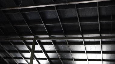 Çelik çatı yapısını kapatın. Işık ve gölge çatısı ve kopyalama alanı olan bir yapı. Seçici odak