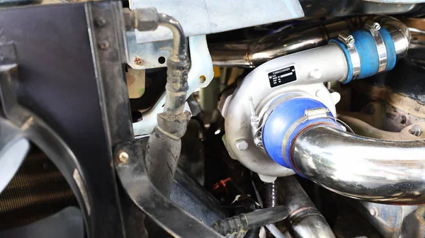 Turbo şarjlı araba motoru. itici veya yuvarlak gümüş metal hava kompresörü, hava emme sistemi, fotokopi alanı olan dizel motora monte edilmiş. Seçici odak