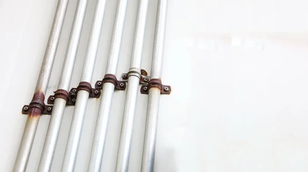 Metal Pipes Rusty Clamps Wall Rows Conduit Pipes White Wall — Stock Photo, Image