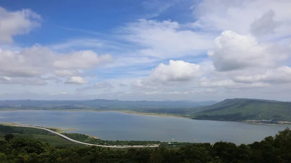 Mavi Gökyüzü Güzel Gölleri Olan Dağlar Lam Khlong Barajı Nakhon — Stok fotoğraf
