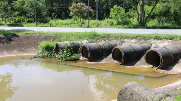 Yolun kenarındaki beton drenaj boruları. Dört set eski beton boru yağmur suyu boşaltmak için ya da otobanın kenarındaki kanalda fotokopi alanı olan kanalizasyona. Seçici odak