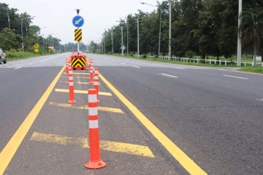 Yolun ortasında bir trafik direği var. Otoyolun ortasına fotokopi alanı olan bir güvenlik şeridi ayırıcı yerleştirin. Seçici odak