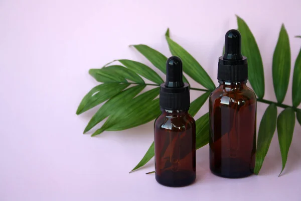 Hnědé Láhve Kosmetických Esenciálních Olejů Aromaterapie Přírodní Kosmetika Zelený List — Stock fotografie