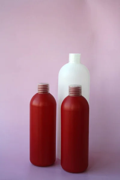 Κόκκινα Καλλυντικά Μπουκάλια Σαμπουάν Ροζ Φόντο — Φωτογραφία Αρχείου