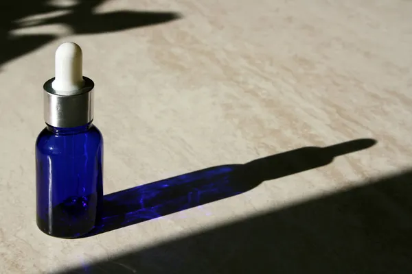 Botella Vidrio Azul Cosmético Sobre Fondo Mármol —  Fotos de Stock