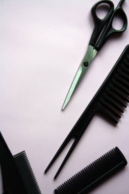 Bir kuaför için alet takımı. Siyah makas ve tarak.