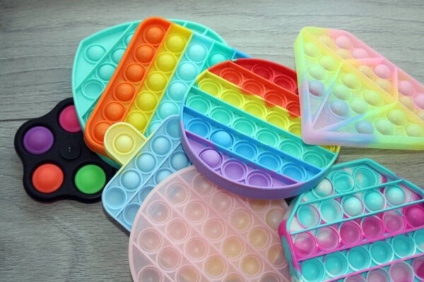 Красочная сенсорная игрушка толкает его. Комплект детских силиконовых игрушек антистресс