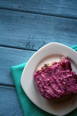 Ringa salatası, patates ve beyaz tabakta mayonez ile pancar..