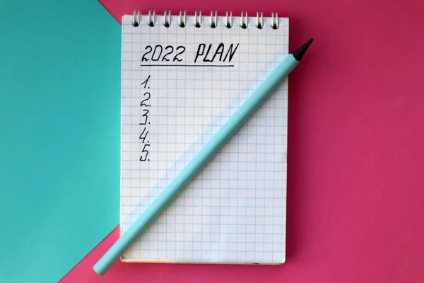 2022 notatnik makieta na różowym tle. Nowy Rok. Plany, cele na 2022 r. — Zdjęcie stockowe
