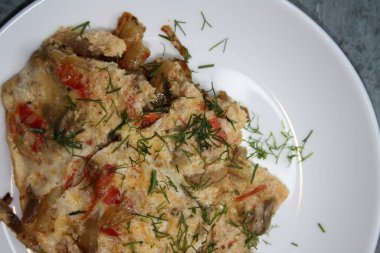 Fritatta. Geleneksel İtalyan omleti domatesli, patlıcanlı, patatesli ve peynirli. Sağlıklı bir kahvaltı ya da öğle yemeği. İtalyan mutfağı.