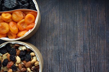 Fındık, kurutulmuş meyve ve şekerli meyve karışımı. Metin için boşluk.