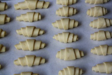Tavada hamur ruloları, pişirmeye hazır. Yemek pişirme