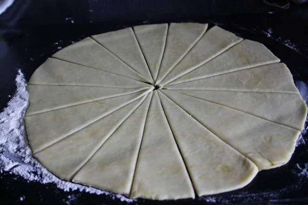 Hamur, simit yapmak için hazır. Yemek pişirme
