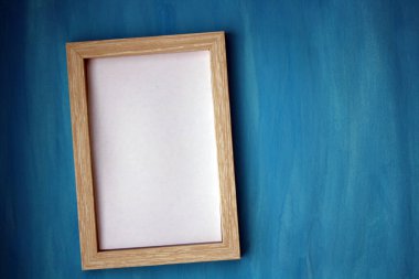 Mavi bir duvarda maket çerçeve. Boşluğu kopyala.