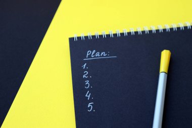 Mockup planlayıcı düz, üst yatay görünüm sarı ve siyah arkaplan. Kalemli siyah not defteri. Metin için boşluk
