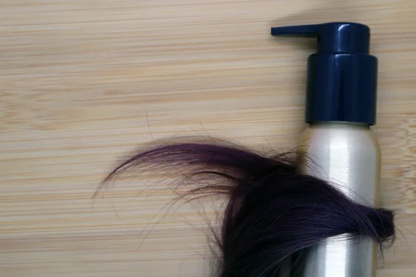 Açık Kahverengi Kadın Saçı Ahşap Arka Planda Saç Bakım Ürünleri — Stok fotoğraf