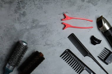 Gri arka planda bir berber dükkanı için profesyonel aletler. Üst Manzara. Metin için boşluk