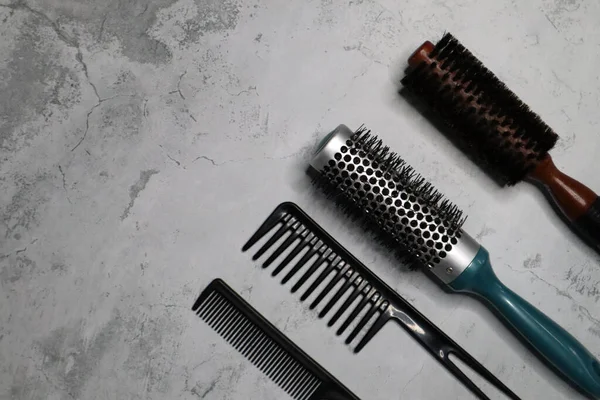 Outils Professionnels Pour Salon Coiffure Sur Fond Gris Vue Dessus — Photo