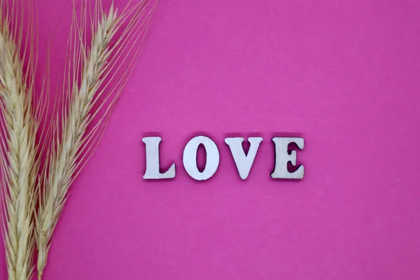 Koncept Valentýna Dřevěné Písmena Láska Sušené Uši Pšenice Růžovém Pozadí — Stock fotografie