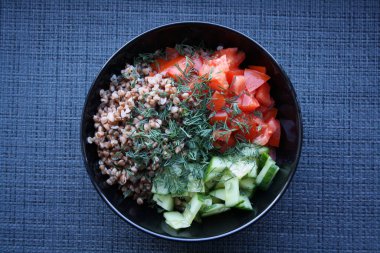 Karabuğday salatası, domates, salatalık ve dereotu. Metin için boşluk.