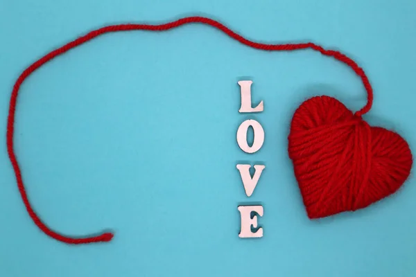 バレンタインデーのコンセプト 木製の文字青の背景に赤い糸の愛と心 最上階だ 平置きだ モックアップ — ストック写真
