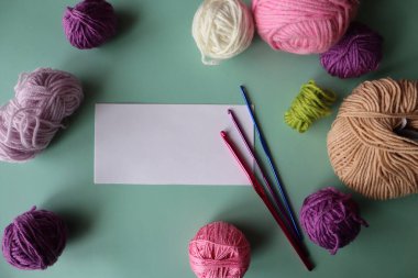 Tığ işi ile örgü örmek. Hobiler, el işleri ve el işi. İplikler, iplik yumakları, iğrençlikler. Üst Manzara. Boş kopyalama alanı.