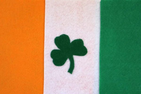 Зеленый Клевер Войлока Шамроки Фоне Флага Ирландии Празднования Дня Святого — стоковое фото