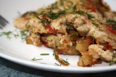 Fritatta. Geleneksel İtalyan omleti domatesli, patlıcanlı, patatesli ve peynirli. Sağlıklı bir kahvaltı ya da öğle yemeği. İtalyan mutfağı.