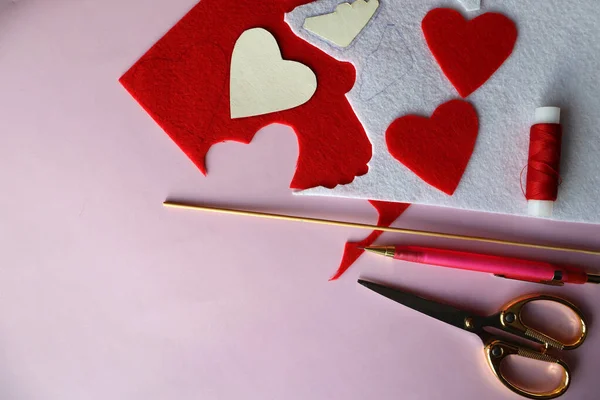 自分の手で赤の心を作る バレンタインギフト作り 趣味を死ぬ ハートの飾りを作る 手作り — ストック写真