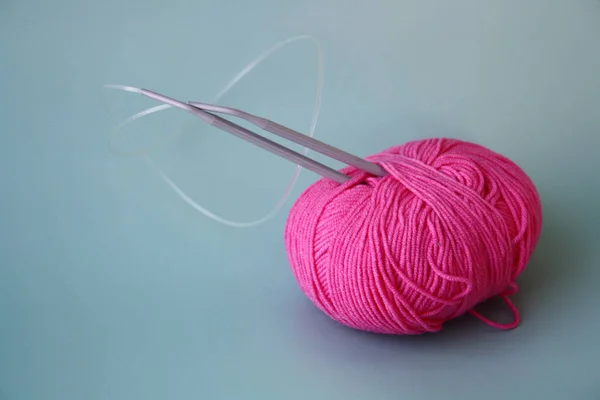 Женское Хобби Вязание Вязание Розовая Пряжа Вязаные Иголки Столе Рабочее — стоковое фото