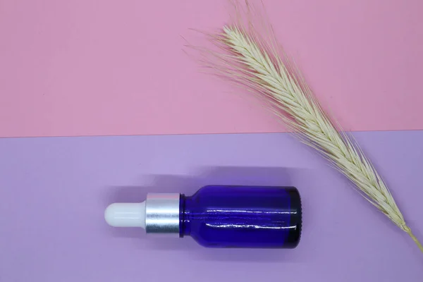 Recipiente Garrafa Cosmética Azul Flores Secas Fundo Rosa Etiqueta Branco — Fotografia de Stock