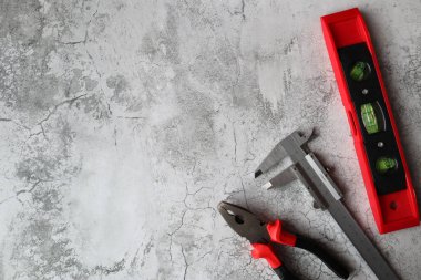 Gri arka planda bir takım araçlar. Üst Manzara. Metin için boşluk.