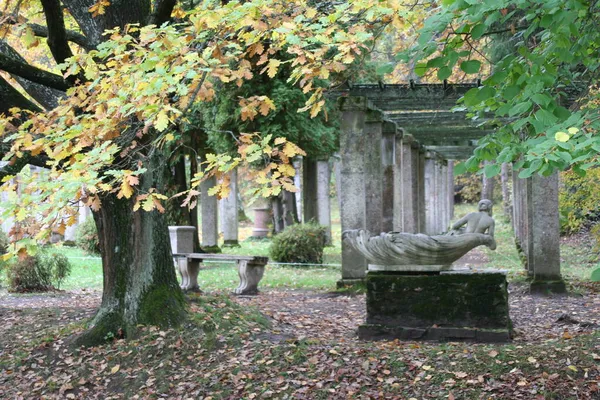 Veistos Nymfi Kuoressa Edessä Sisäänkäynnin Pergola Kiinan Palatsissa Oranienbaum Park — kuvapankkivalokuva