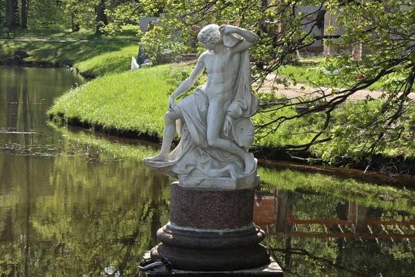 Kutsal Peygamber Jonah 'ın heykeli Oranienbaum Park' taki Çin Sarayı 'nın önündeki gölette bir balinanın karnından çıkıyor..                               