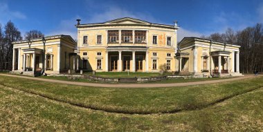 Sergievka Parkı 'ndaki Leuchtenberg Sarayı' nın panoraması. St. Petersburg, Peterhof.