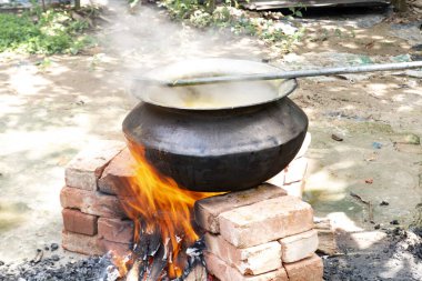 Biryani köy partisinde biryani pişirme geçici tuğladan yapılmış bir fırın. Büyük alüminyum tepside ahşap ateşle bir sürü insan için açık havada yemek pişirmek..