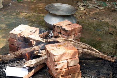 Biryani köy partisinde biryani pişirme geçici tuğladan yapılmış bir fırın. Büyük alüminyum tavada ahşap ateşte bir sürü insan için açık havada yemek pişirmek..