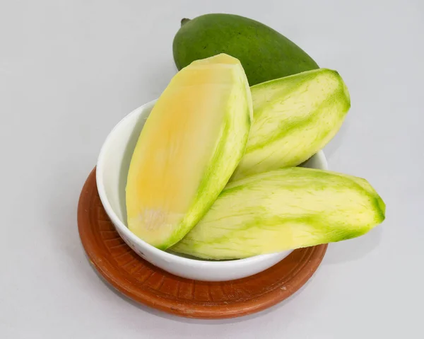 Mango Verde Pelado Plato Arcilla Frutas Refrescantes Verano — Foto de Stock
