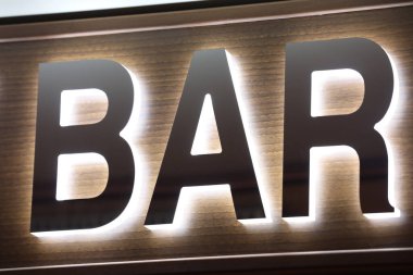 Martini bardağı olan bir bar için eski bir neon tabela..