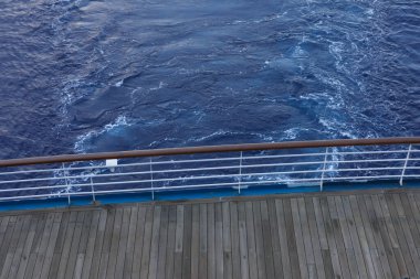bir yolcu gemisi güverteden denize bakarak