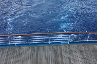 bir yolcu gemisi güverteden denize bakarak