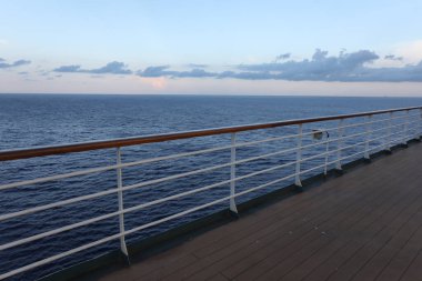 bir yolcu gemisi güverteden denize bakarak