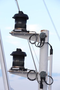 Gezinti ve radar donanımları ve cruise gemi direği üzerinde anten