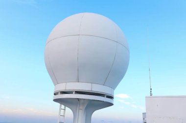 Açık mavi gökyüzü altında bir seyahat gemisinde teknik