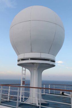 Açık mavi gökyüzü altında bir seyahat gemisinde teknik