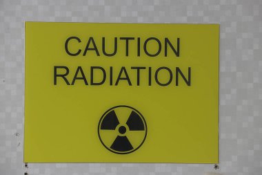 Radyasyon uyarısı. - Evet. Şeffaf arkaplan.